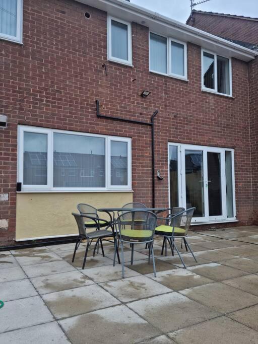 5 Bedroom House - Cheshire Oaks 엘즈미어 포트 외부 사진