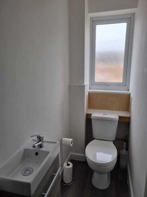5 Bedroom House - Cheshire Oaks 엘즈미어 포트 외부 사진