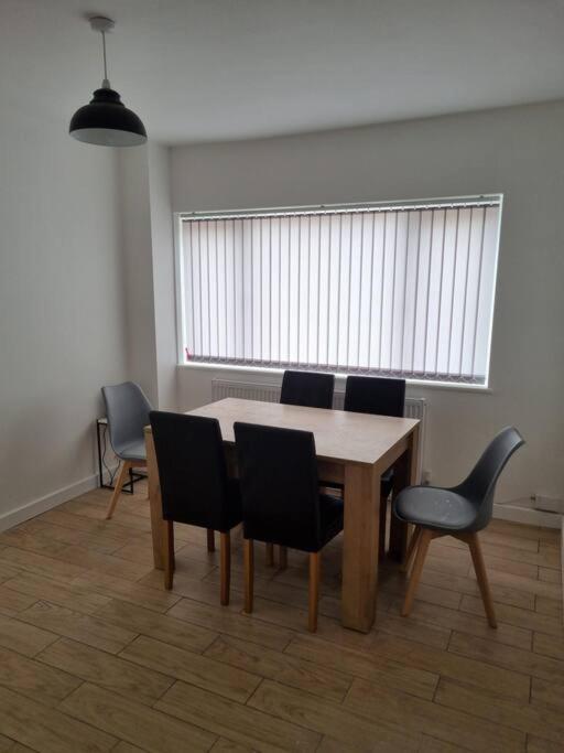 5 Bedroom House - Cheshire Oaks 엘즈미어 포트 외부 사진
